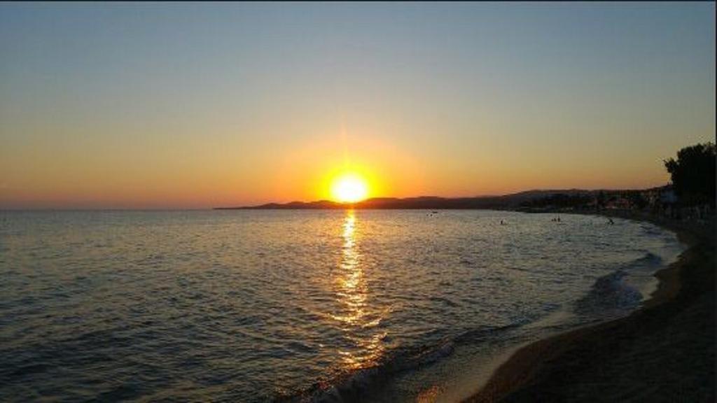 Beach House Nikiti Buitenkant foto